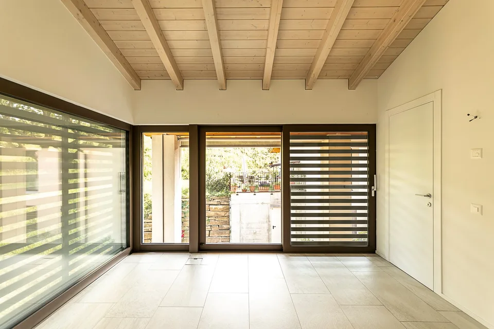AFFITTASI INCANTEVOLE DUPLEX DI 3.5 LOCALI CON GIARDINO PRIVATO