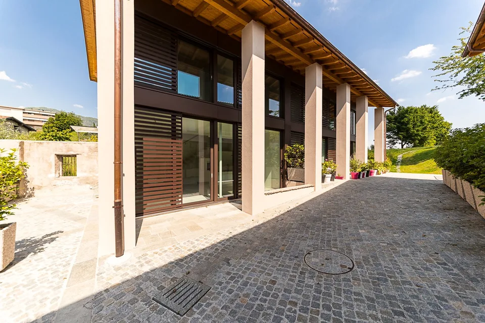 AFFITTASI INCANTEVOLE DUPLEX DI 3.5 LOCALI CON GIARDINO PRIVATO – foto 8 di 15