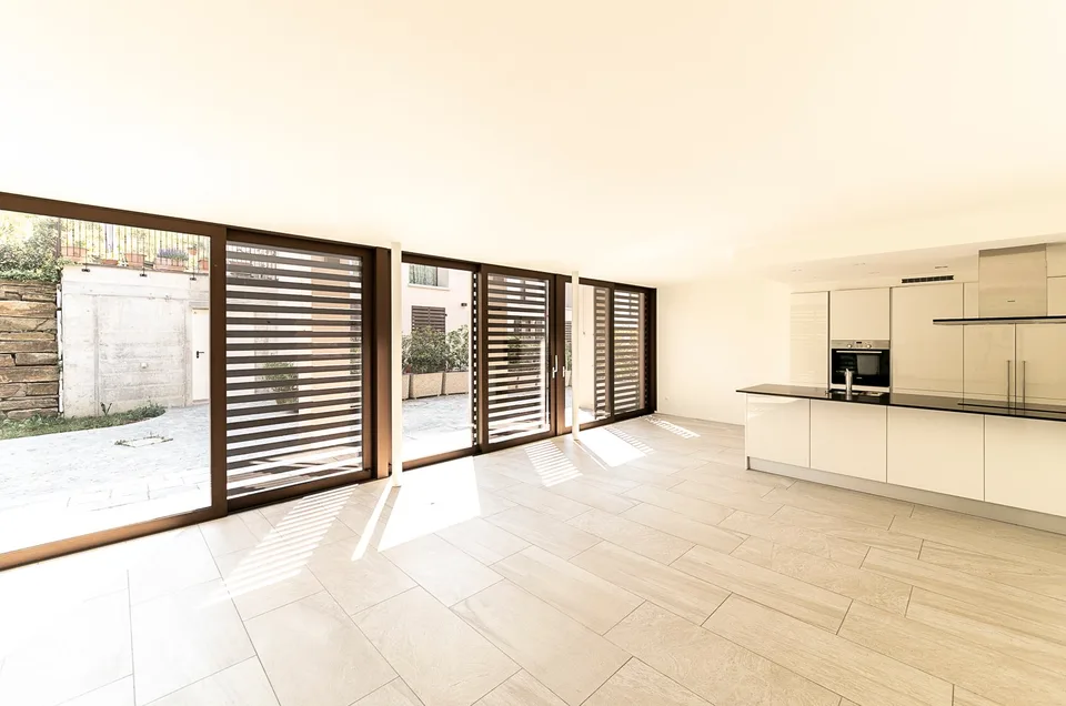 AFFITTASI INCANTEVOLE DUPLEX DI 3.5 LOCALI CON GIARDINO PRIVATO