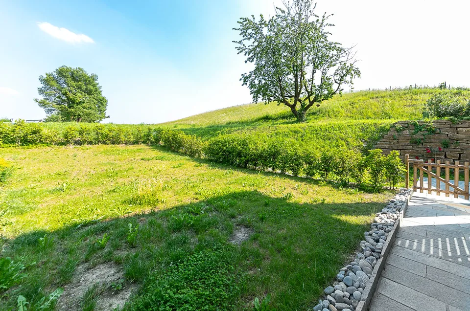 AFFITTASI INCANTEVOLE DUPLEX DI 3.5 LOCALI CON GIARDINO PRIVATO – foto 9 di 15