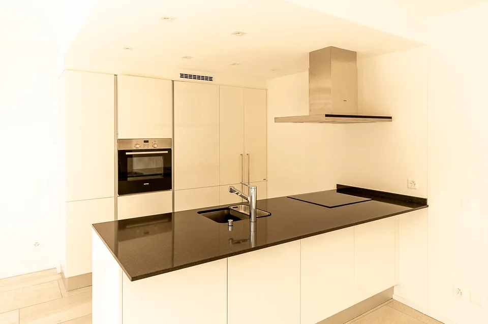 AFFITTASI INCANTEVOLE DUPLEX DI 3.5 LOCALI CON GIARDINO PRIVATO