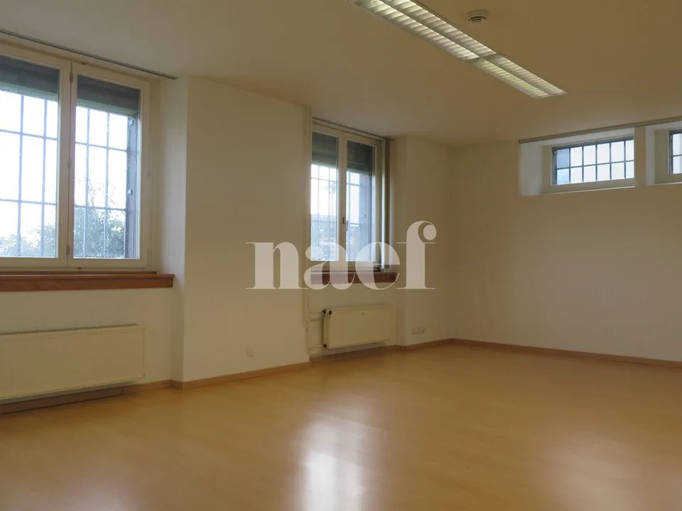 Zu vermieten, Gewerberaum von etwa 80m2 in St-Aubin.