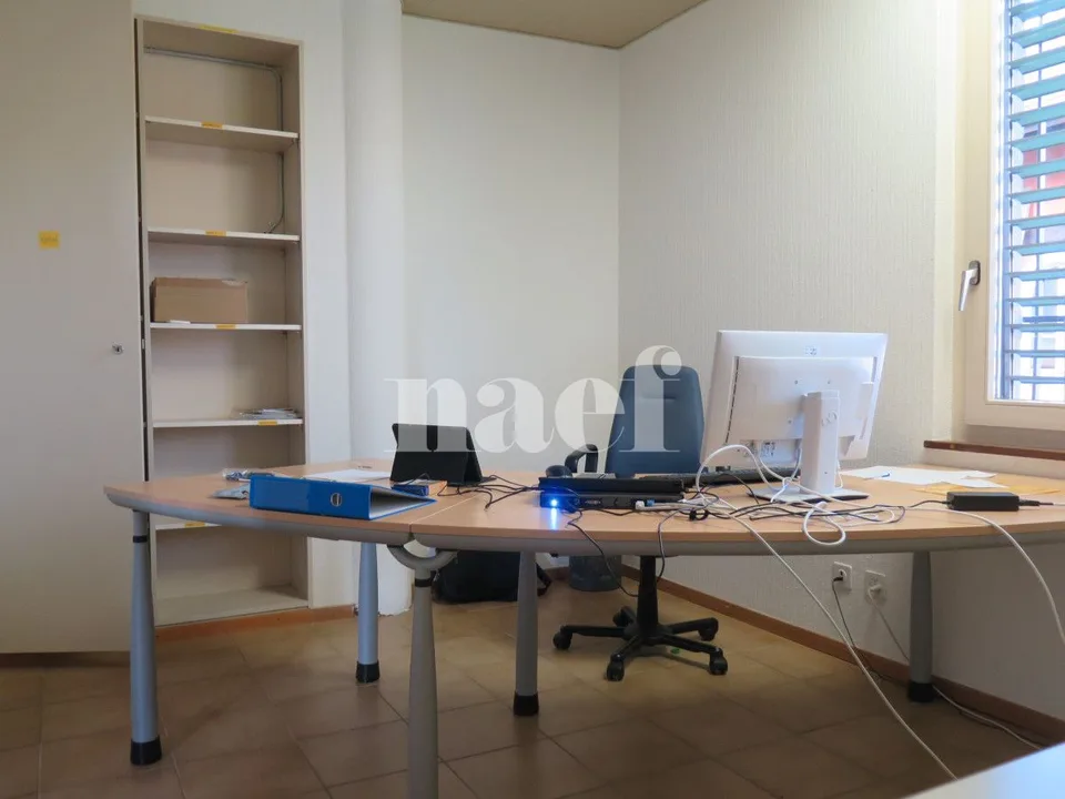 Zu vermieten, Gewerberaum von etwa 80m2 in St-Aubin.