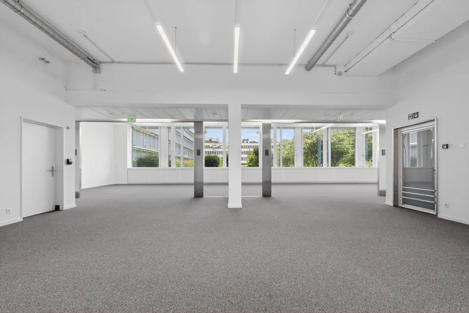 Spazio ufficio/commerciale moderno di 300 m2 in posizione ideale ad Adliswil