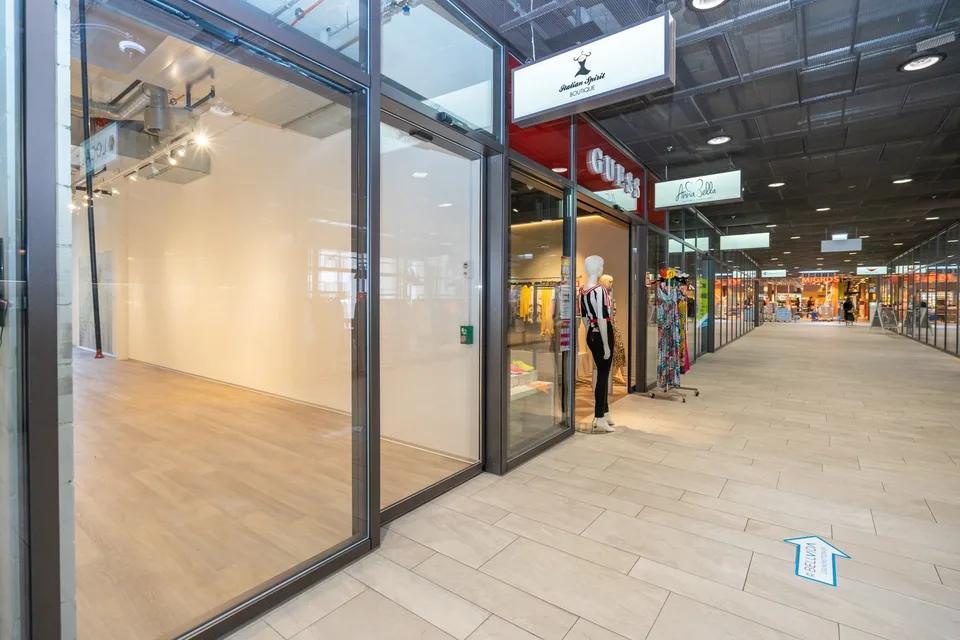 Spazio commerciale moderno in una posizione centrale a Suhr – foto 9 di 9