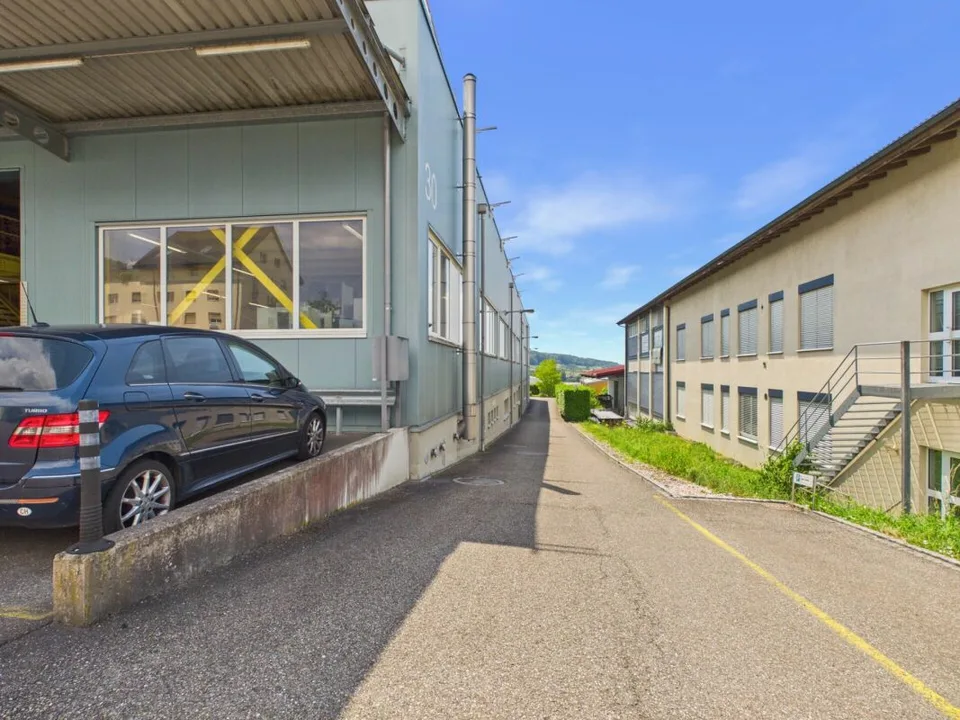 Attraktive Gewerbefläche mit Nasszone und Parkplatz / Strom & Wasser inklusive