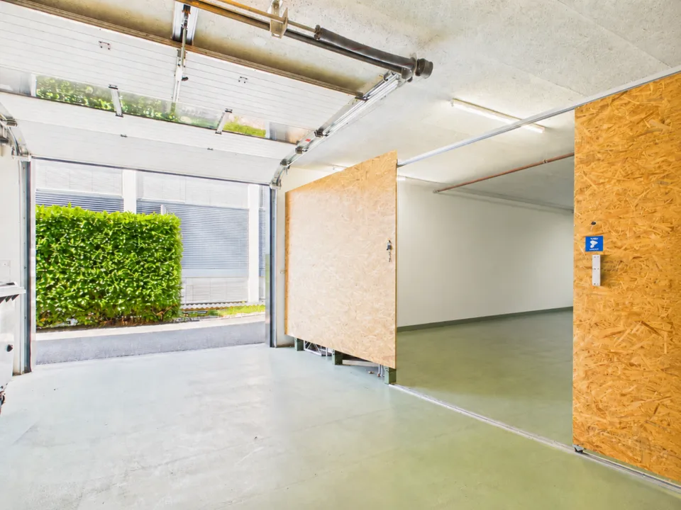 Attraktive Gewerbefläche mit Nasszone und Parkplatz / Strom & Wasser inklusive