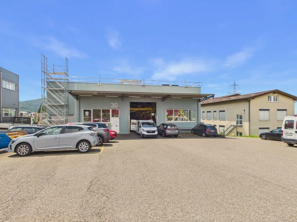Attraktive Gewerbefläche mit Nasszone und Parkplatz / Strom & Wasser inklusive