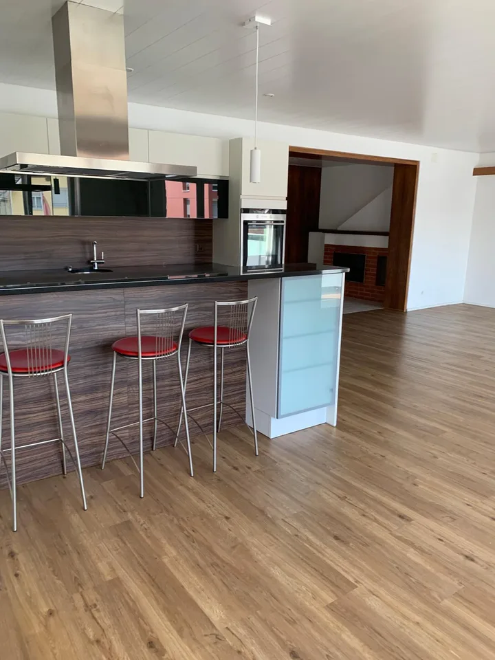 Exklusives Wohnjuwel: Grosszügige Moderne-Wohnung mit Terrasse & Kaminecke