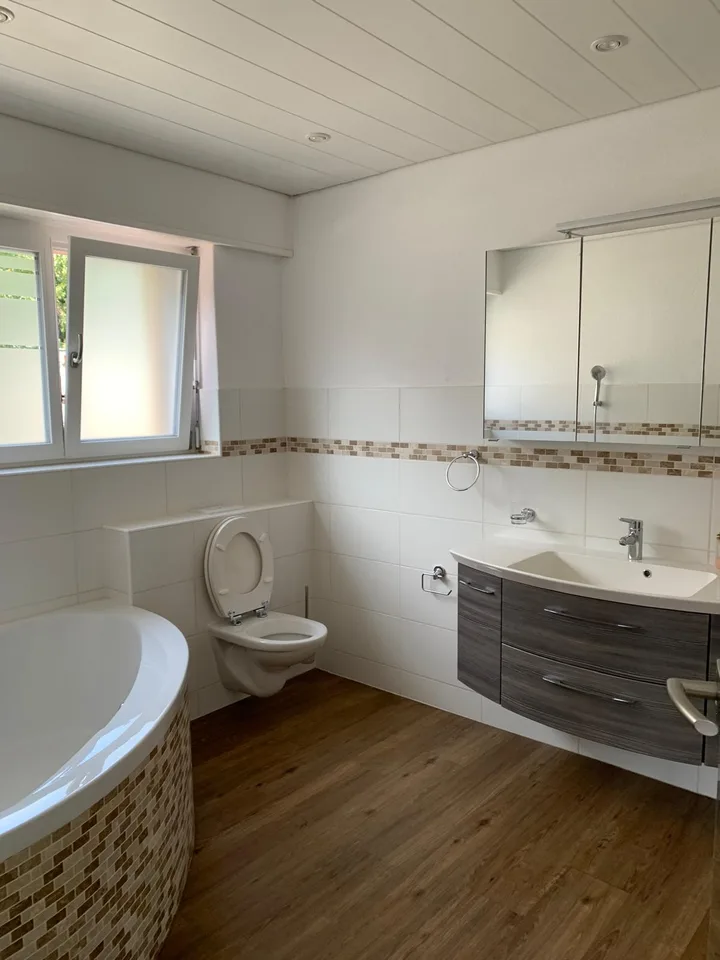 Exklusives Wohnjuwel: Grosszügige Moderne-Wohnung mit Terrasse & Kaminecke