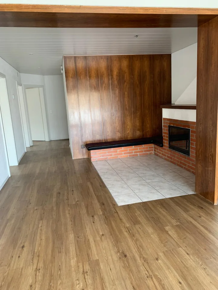 Exklusives Wohnjuwel: Grosszügige Moderne-Wohnung mit Terrasse & Kaminecke