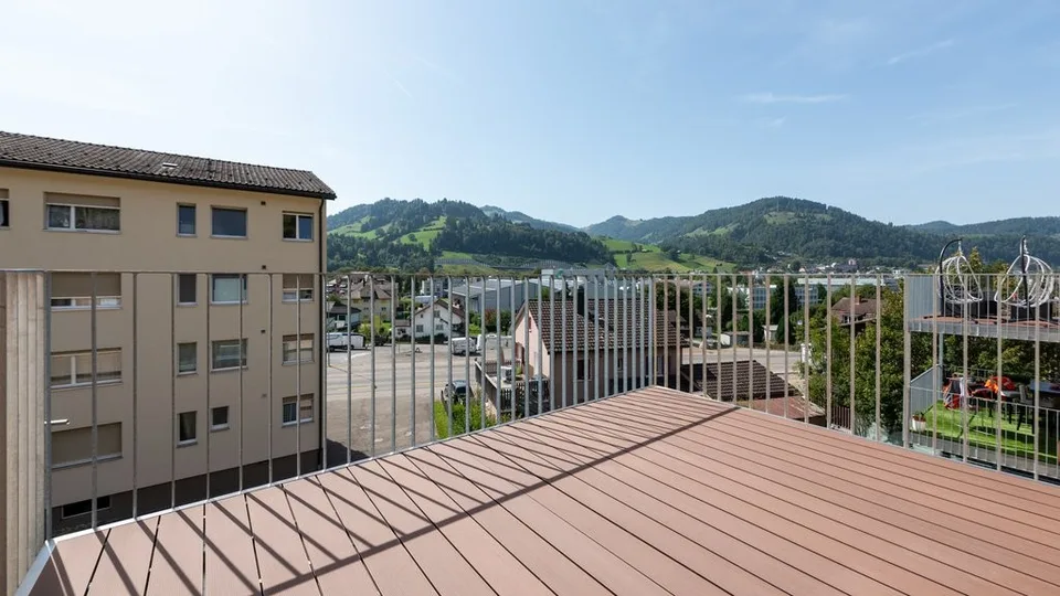TOLLE ATTIKAWOHNUNG MIT GROSSEM BALKON ZU VERMIETEN