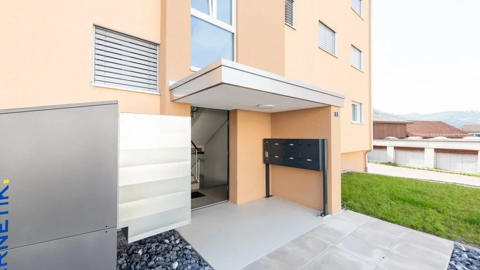 TOLLE ATTIKAWOHNUNG MIT GROSSEM BALKON ZU VERMIETEN
