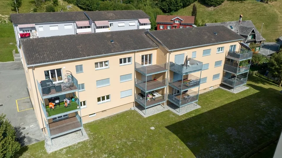 TOLLE ATTIKAWOHNUNG MIT GROSSEM BALKON ZU VERMIETEN
