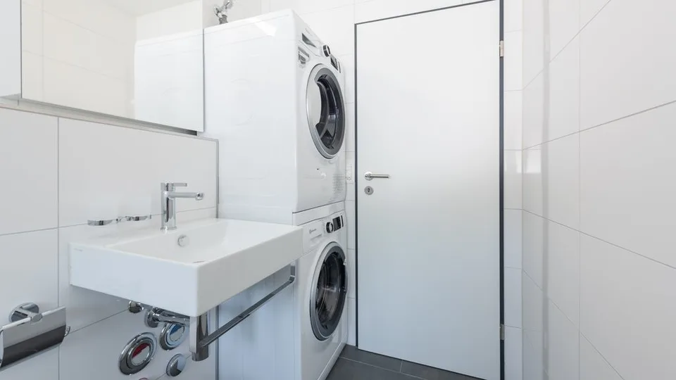 TOLLE ATTIKAWOHNUNG MIT GROSSEM BALKON ZU VERMIETEN