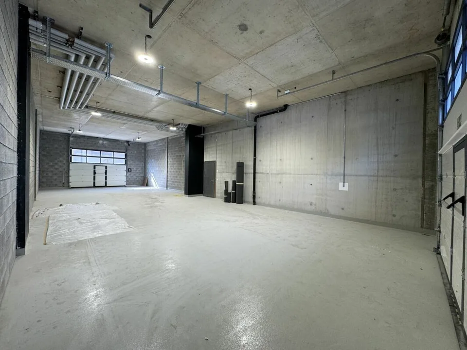 Atelier/dépôt au rez avec dépôt extérieur
