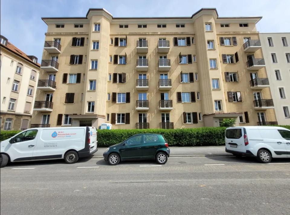 Charmant appartement de 2,5 pièces, entièrement rénové et offrant une belle luminosité
