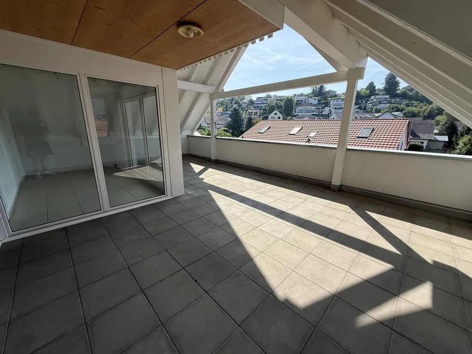 4.5-Zimmer-Dachwohnung mit Wintergarten, Dachstock & grosszügigen Aussenflächen