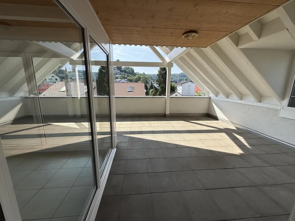 4.5-Zimmer-Dachwohnung mit Wintergarten, Dachstock & grosszügigen Aussenflächen