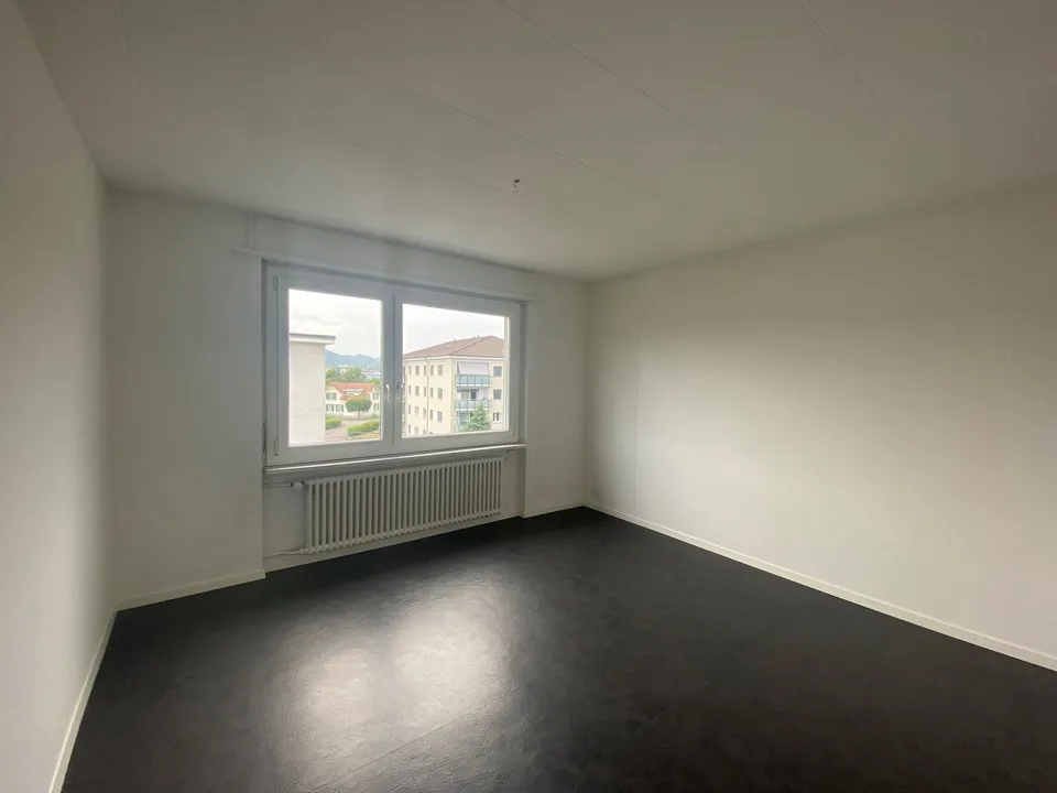 Grosszügige 3-Zimmerwohnung mit Balkon zu vermieten