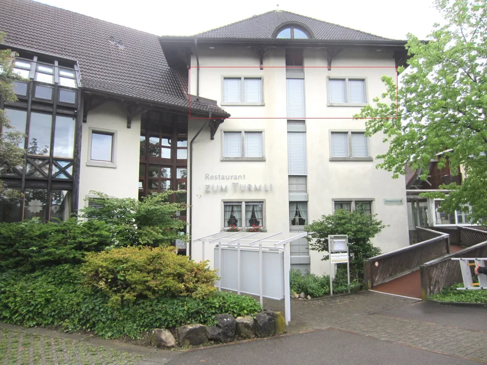 Helle Büroräumlichkeiten, 1 offenes Büro, 2 abschliessbare Büros, Balkon, Küche und WC