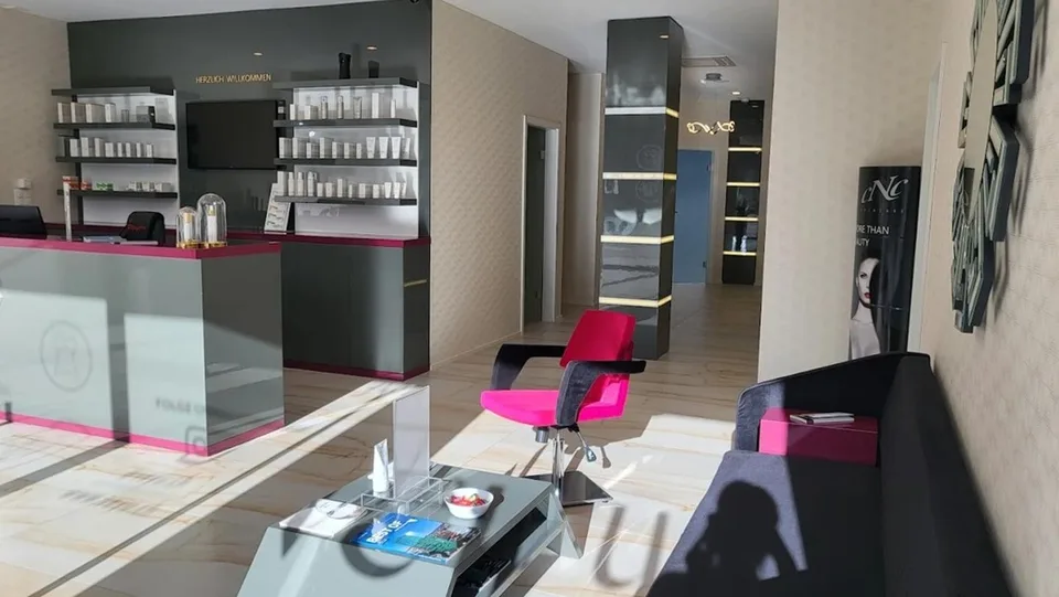 Behandlungsräume & Mietplatz vor Schaufenster im Kosmetikstudio - einzeln oder mehrere mietbar