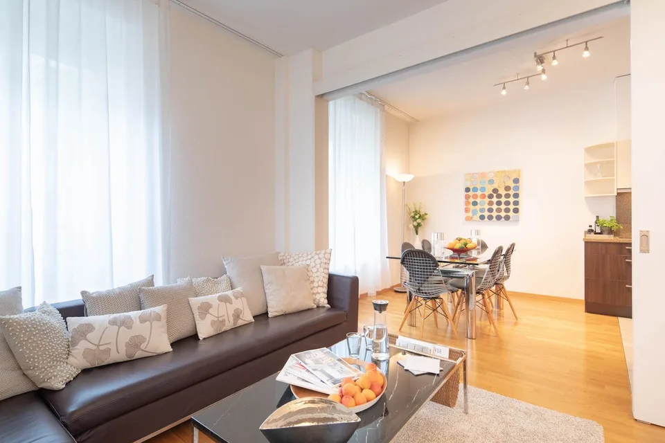 Charming Furnished 2-Room Apartment with Balcony in Zürich Wiedikon