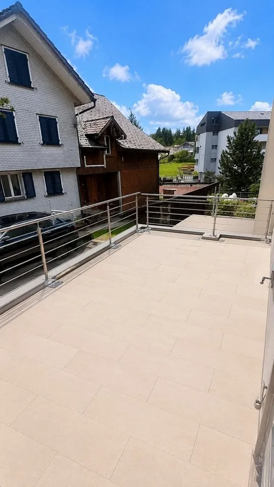 LICHTDURCHFLUTET MIT GROSSZÜGIGER TERRASSE