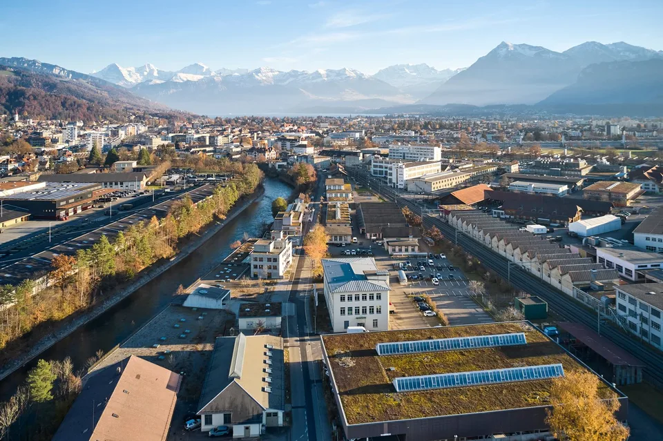 Ufficio moderno in stile industriale sul fiume Aare