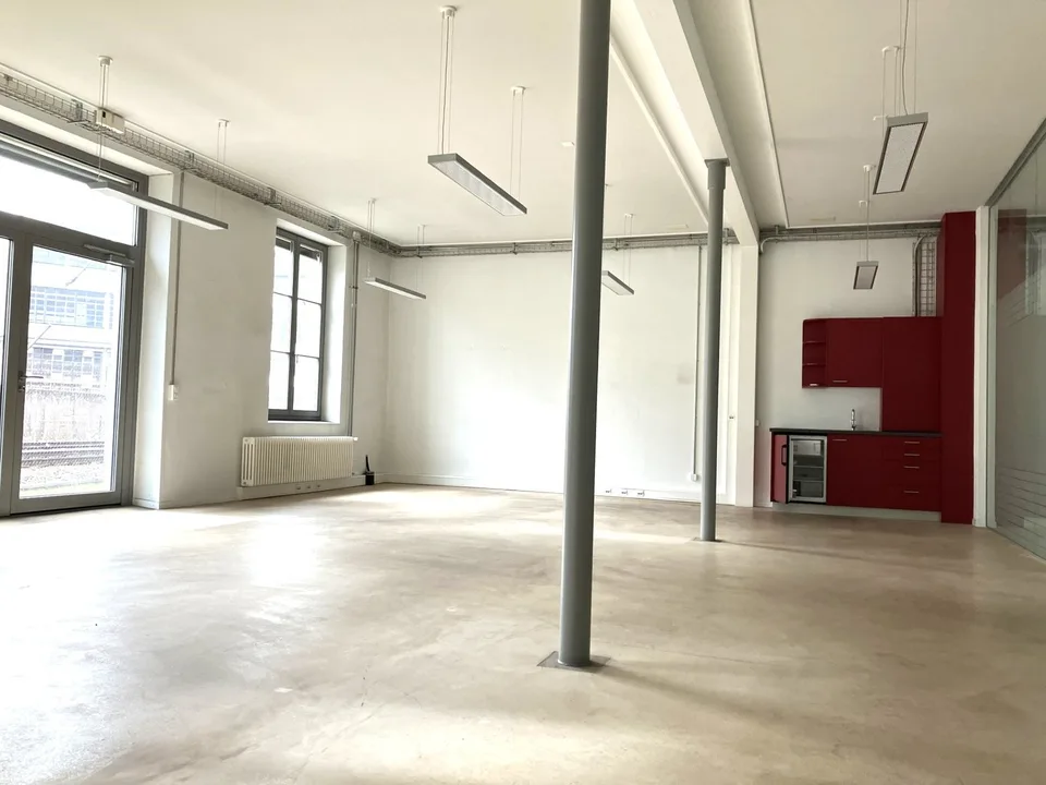 Ufficio moderno in stile industriale sul fiume Aare
