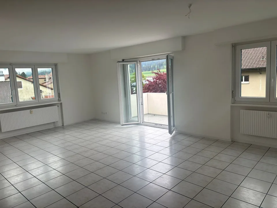 Appartamento completamente rinnovato e soleggiato di 4,5 locali con balcone
