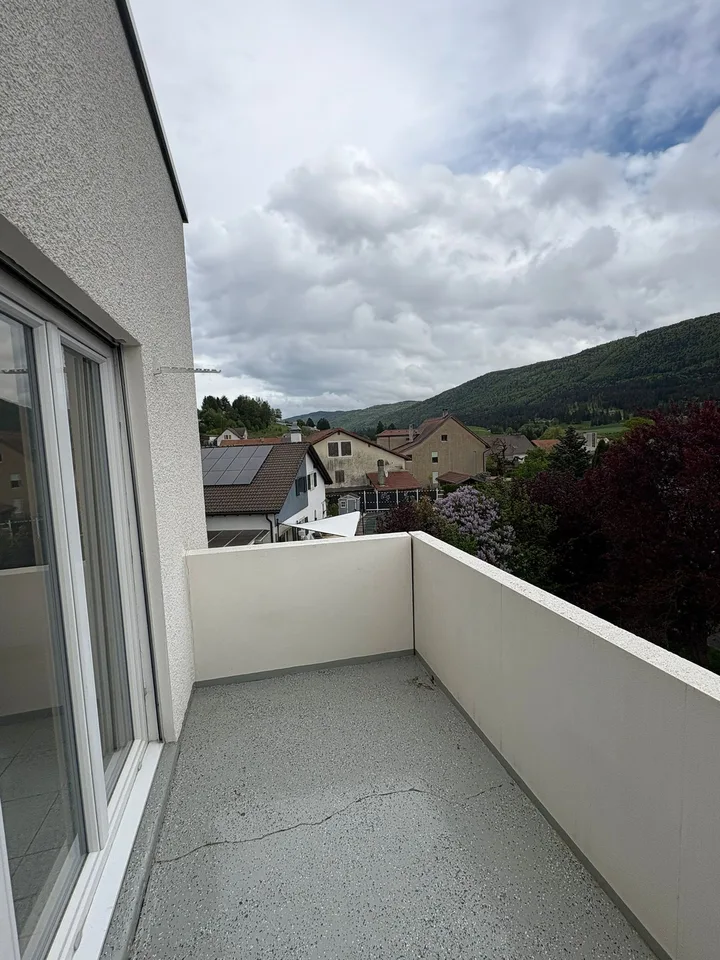 Appartement entièrement rénové et ensoleillé de 4,5 pièces avec balcon