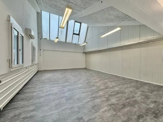 Office on the 1st floor for rent in the Industrial Area of Avegno Gordevio