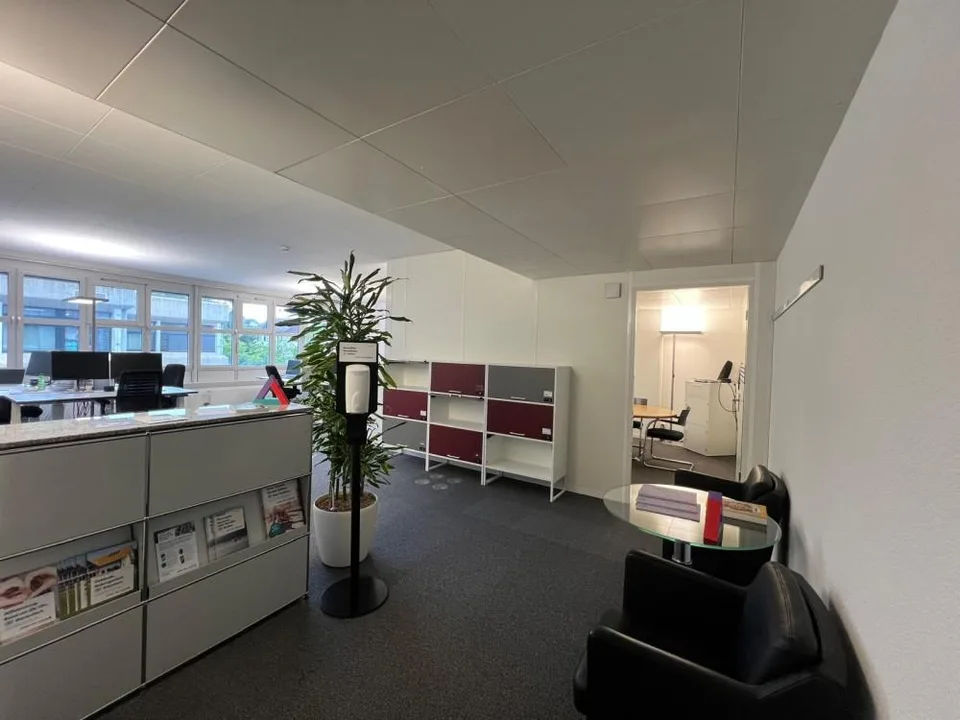 Espace de bureau lumineux avec salle de réunion dans un emplacement central à Burgdorf – photo 6 sur 8
