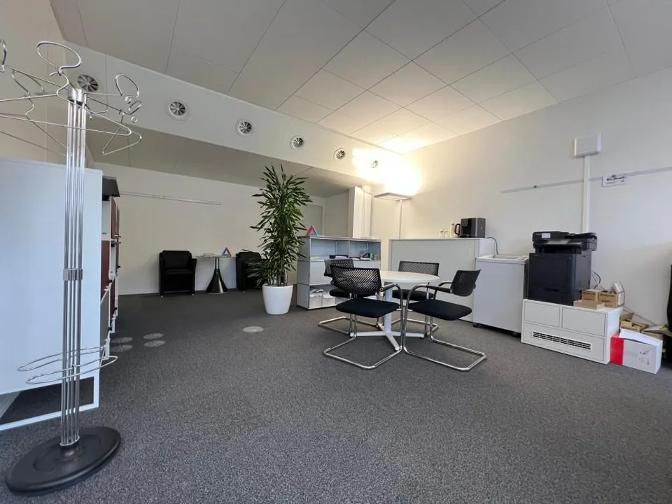 Espace de bureau lumineux avec salle de réunion dans un emplacement central à Burgdorf