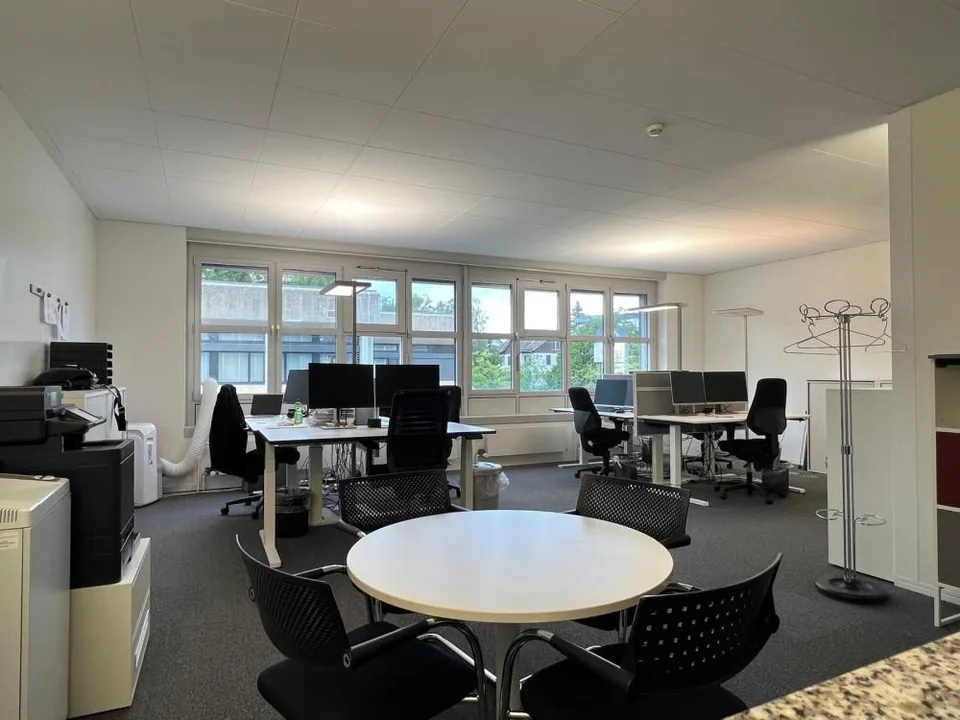 Espace de bureau lumineux avec salle de réunion dans un emplacement central à Burgdorf