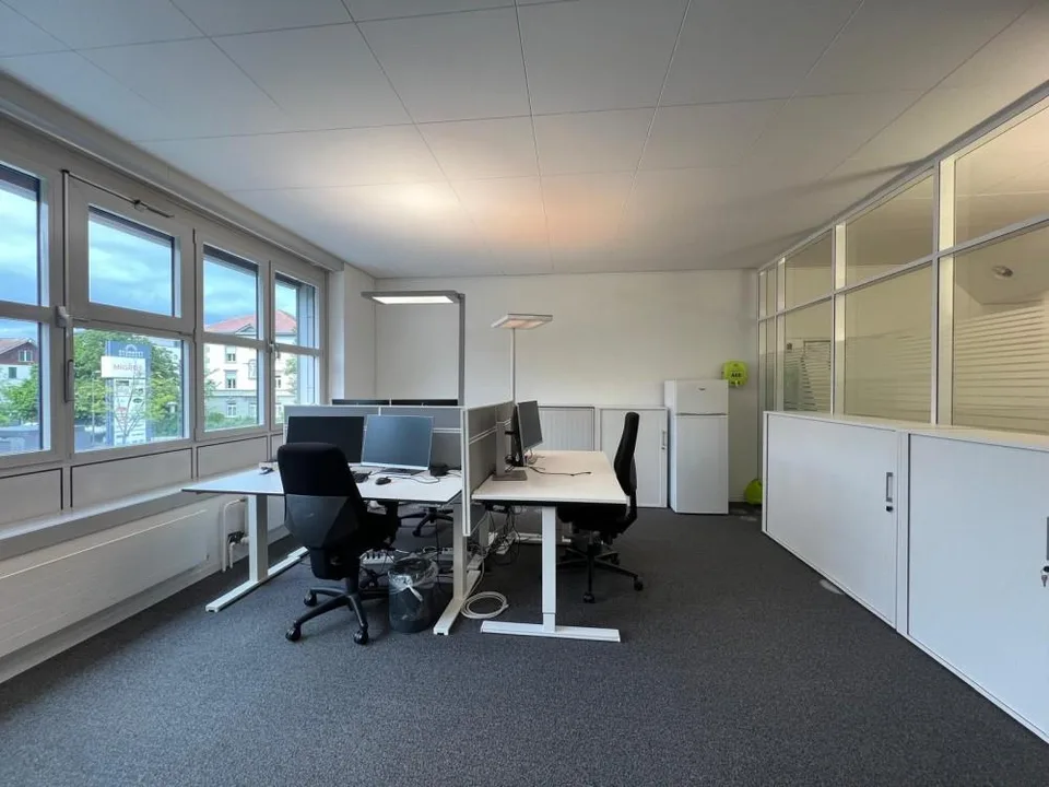 Espace de bureau lumineux avec salle de réunion dans un emplacement central à Burgdorf
