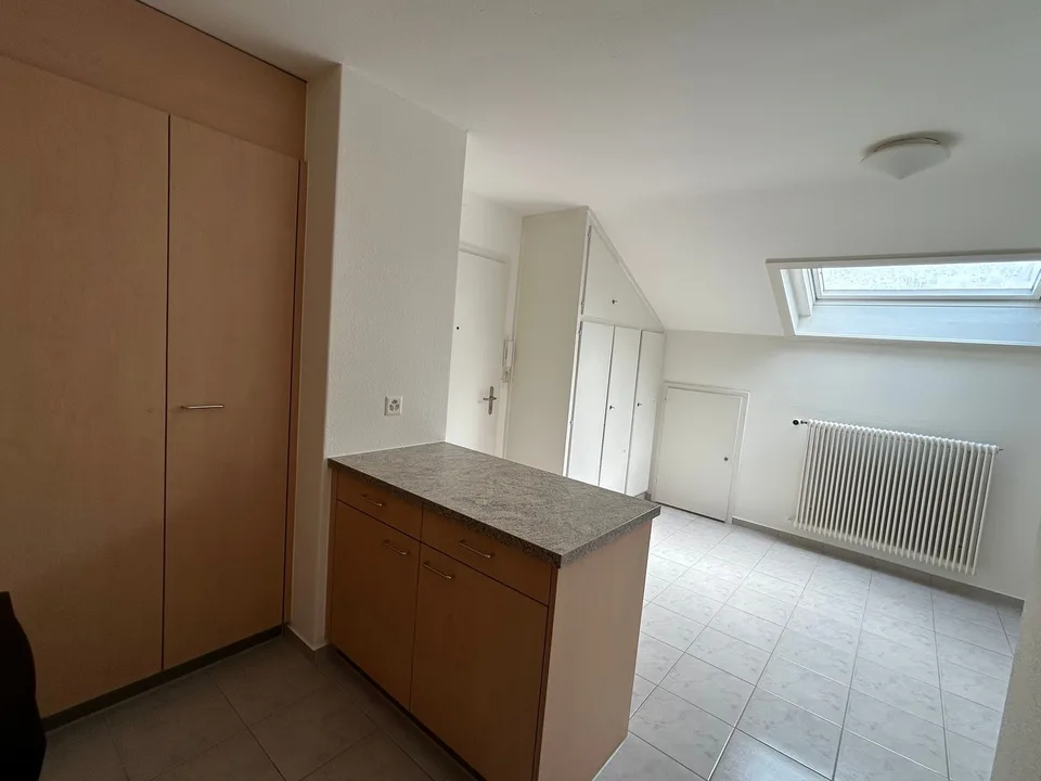 Gemütliche 2.5-Zimmer-Dachwohnung in Bettlach – ruhige Lage mit viel Sonne