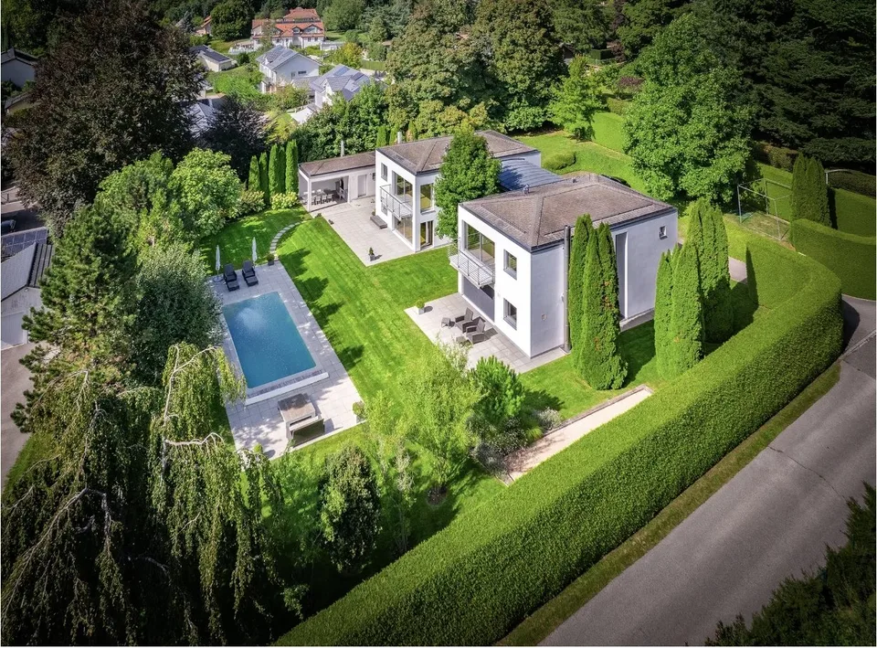 Large contemporary villa of 500m², pool, calm, view of the Jura