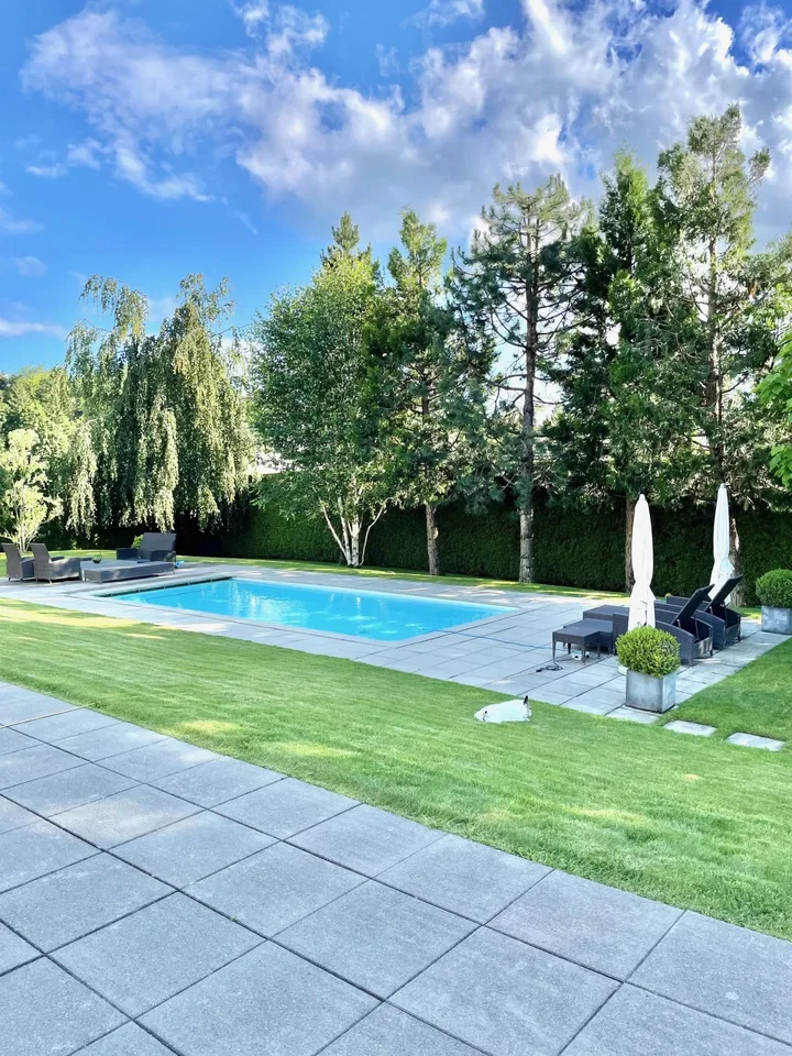 Large contemporary villa of 500m², pool, calm, view of the Jura