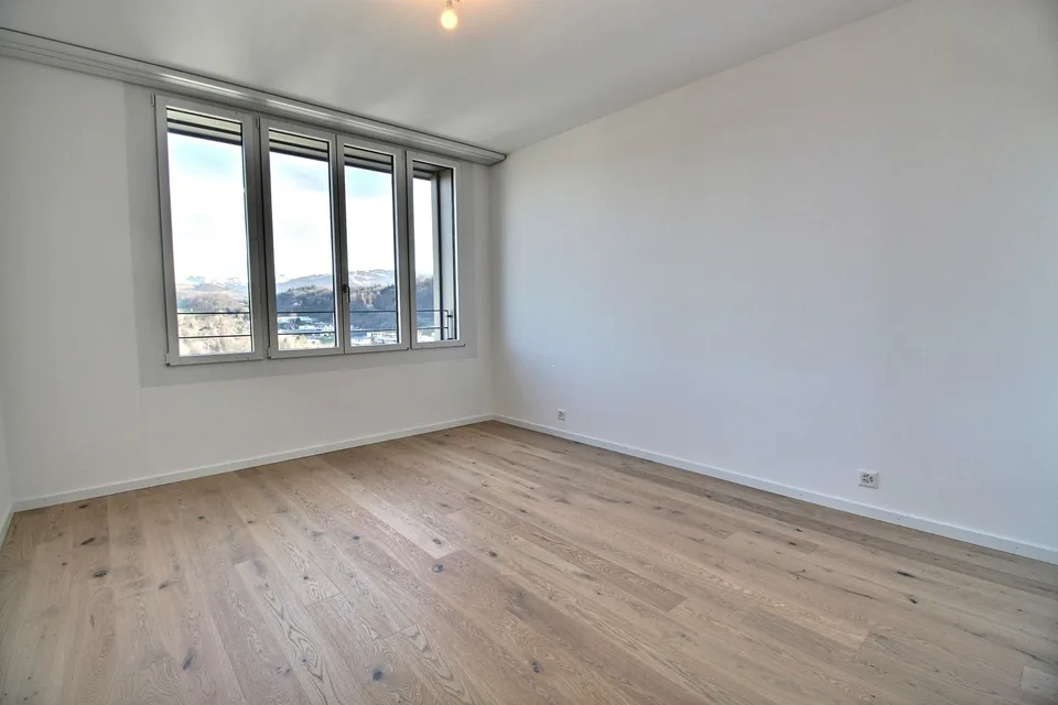Dachgeschosswohnung mit 4.5 Zimmern und freier Sicht!