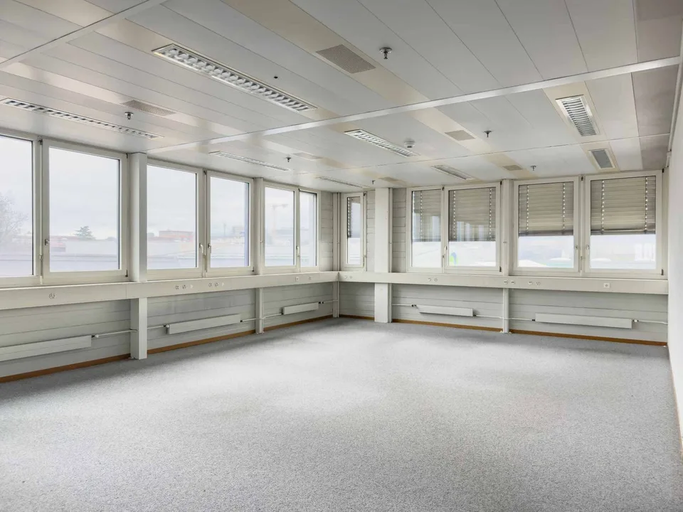 Bureaux lumineux et semi-aménagés à Meyrin