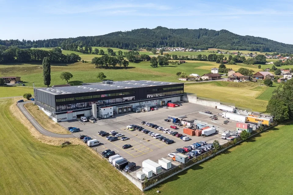 Halle für Industrie zu vermieten mit direktem Autobahnzugang Rossens