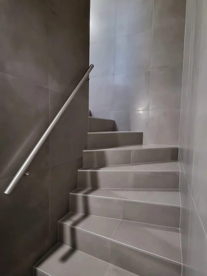 Scopri questa meravigliosa casa a schiera di 5.5 locali, disposta su 3 livelli, situata in posizione ideale, beneficia di una costruzione recente e di servizi di qualità, offrendo uno stile di vita moderno e funzionale per tutta la famiglia
