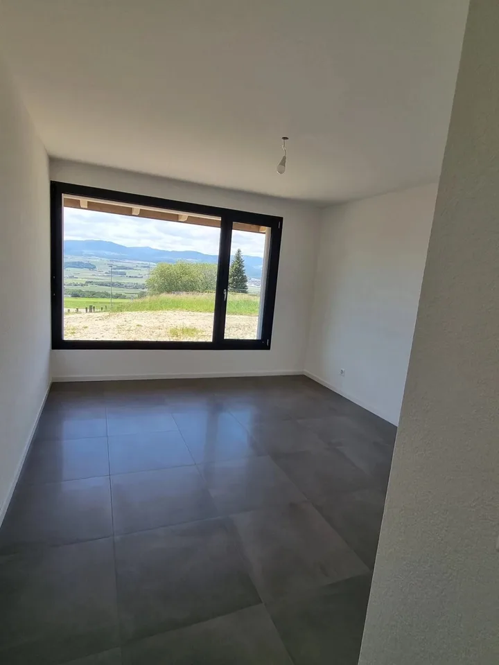 Scopri questa meravigliosa casa a schiera di 5.5 locali, disposta su 3 livelli, situata in posizione ideale, beneficia di una costruzione recente e di servizi di qualità, offrendo uno stile di vita moderno e funzionale per tutta la famiglia