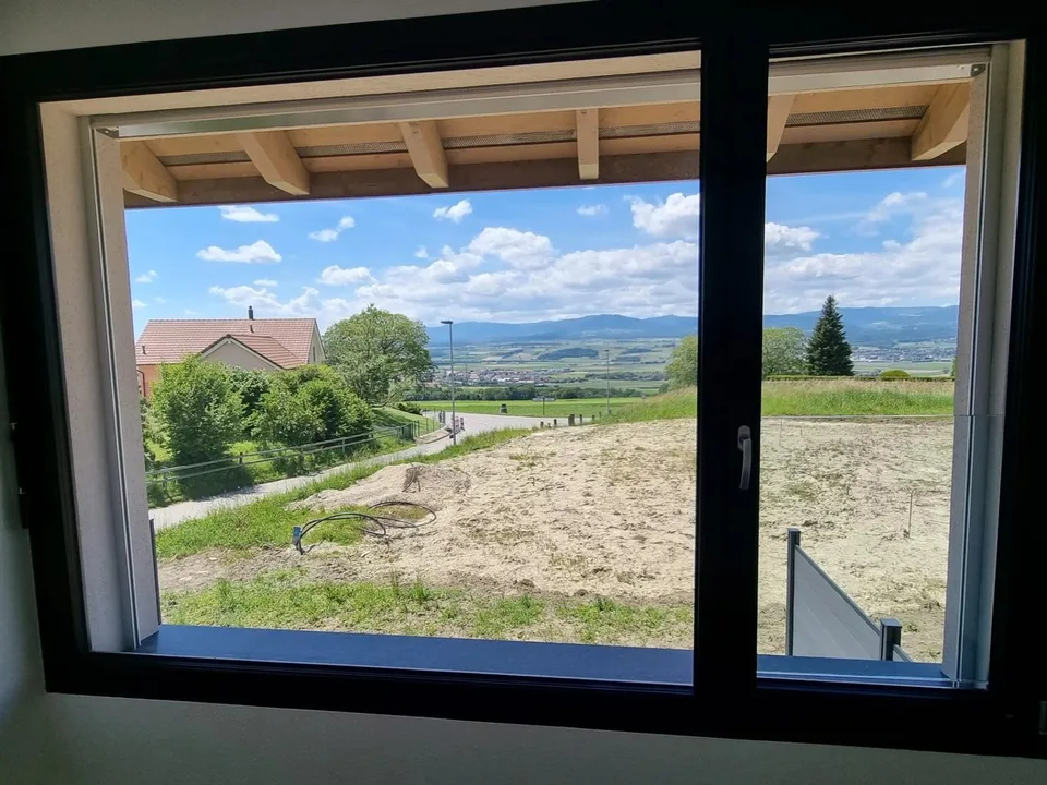 Scopri questa meravigliosa casa a schiera di 5.5 locali, disposta su 3 livelli, situata in posizione ideale, beneficia di una costruzione recente e di servizi di qualità, offrendo uno stile di vita moderno e funzionale per tutta la famiglia