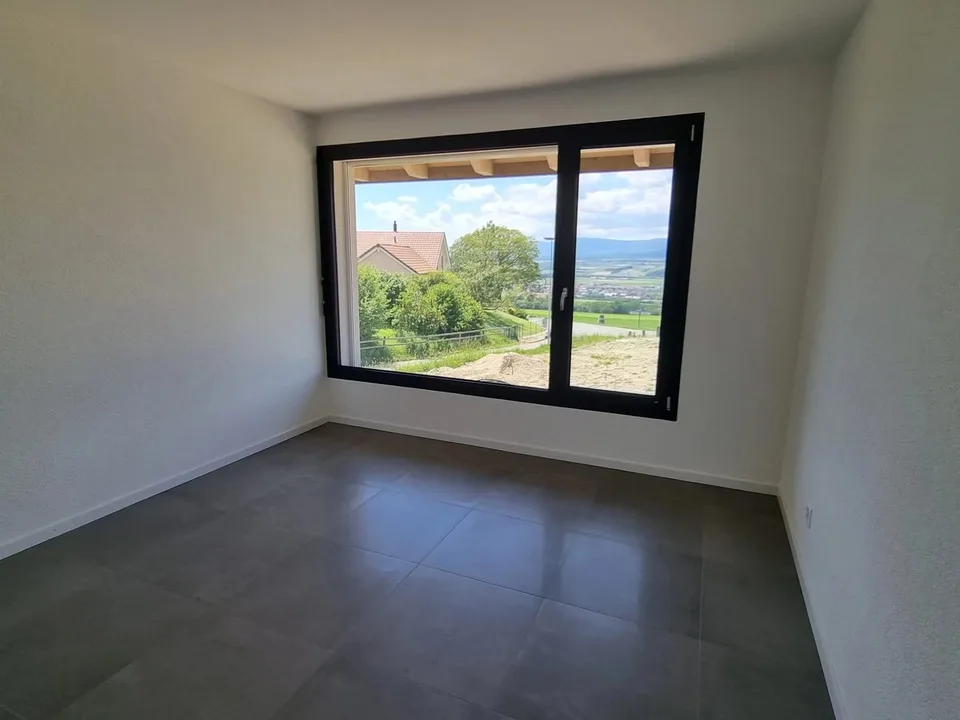 Scopri questa meravigliosa casa a schiera di 5.5 locali, disposta su 3 livelli, situata in posizione ideale, beneficia di una costruzione recente e di servizi di qualità, offrendo uno stile di vita moderno e funzionale per tutta la famiglia