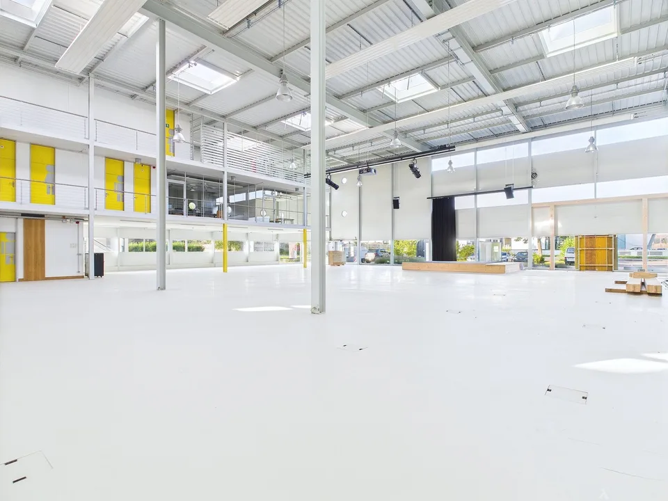 Area di vendita e spazi per uffici nel quartiere industriale da 144m2-686m2