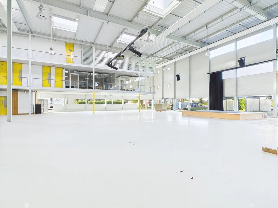Area di vendita e spazi per uffici nel quartiere industriale da 144m2-686m2