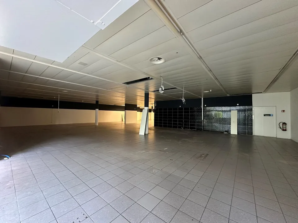 Spazio commerciale attraente con hall di parcheggio e grande magazzino!